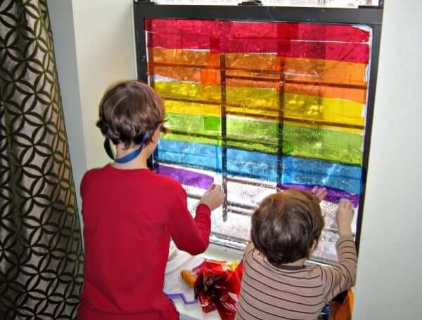 4. Usate la carta velina per creare un arcobaleno sulla finestra esposta ai raggi diretti del sole: immaginate i riflessi nella stanza?
