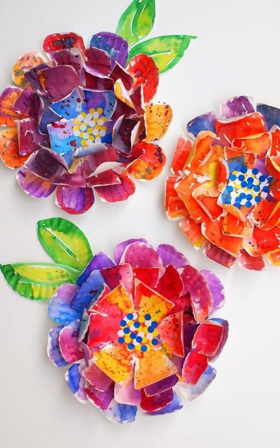 7. Ritagli di carta colorati con acquerelli e sovrapposti: sembrano difficili, ma questi fiori vivaci si realizzano in poco tempo