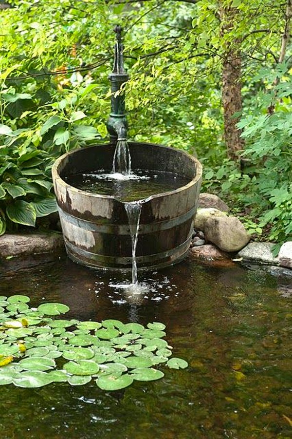 13. Una fontana da giardino inserita in uno stagno