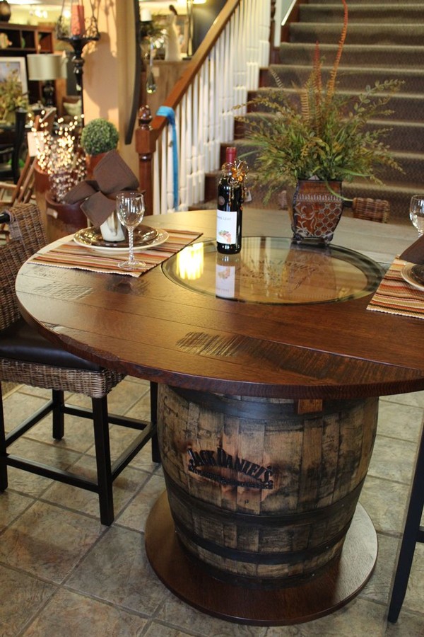 6. Un tavolo più importante, con un bellissimo ripiano in legno e vetro