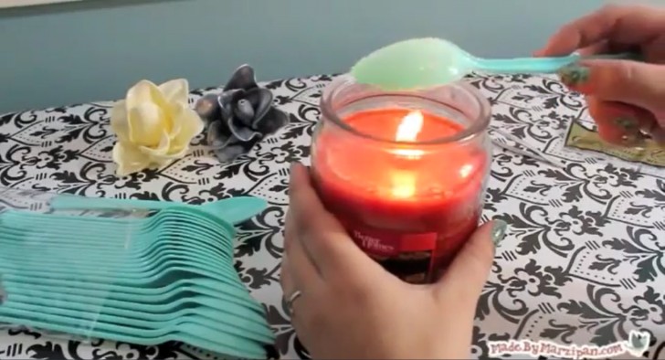 1. Iniziate modellando il petalo centrale scaldando sopra la fiamma della candela il cucchiaio, in modo che il calore raggiunga la parte concava