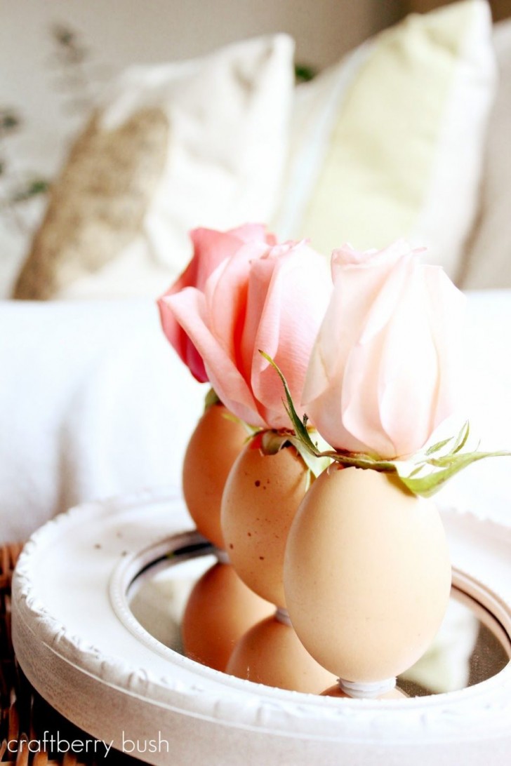 8. Adagiate boccioli di rosa nelle uova vere: sarà un centrotavola bellissimo