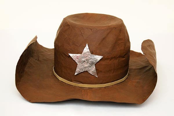 5. Un cappello da cowboy di cartapesta