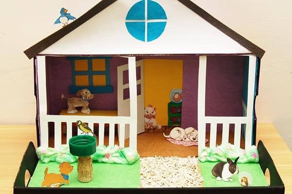 6. Un diorama di una casa piena di animali ricavato da una scatola di cartone