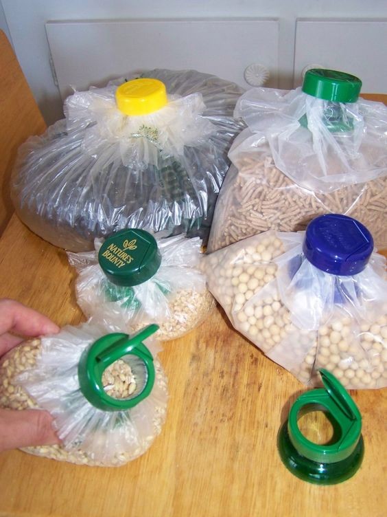 Nel caso usiate le buste per farine, riso, cereali e alimenti simili, sarà comodissimo sfruttare tappo con l'aletta, come questi in foto