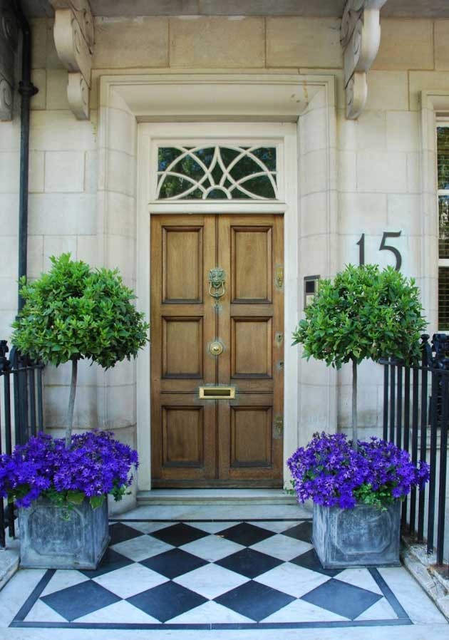 2. Due arbusti o alberelli al lato della porta sono una scelta molto elegante