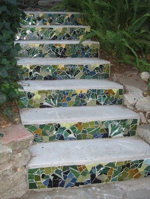 15. Non vi piacerebbe colorare in questo modo le scale in giardino?