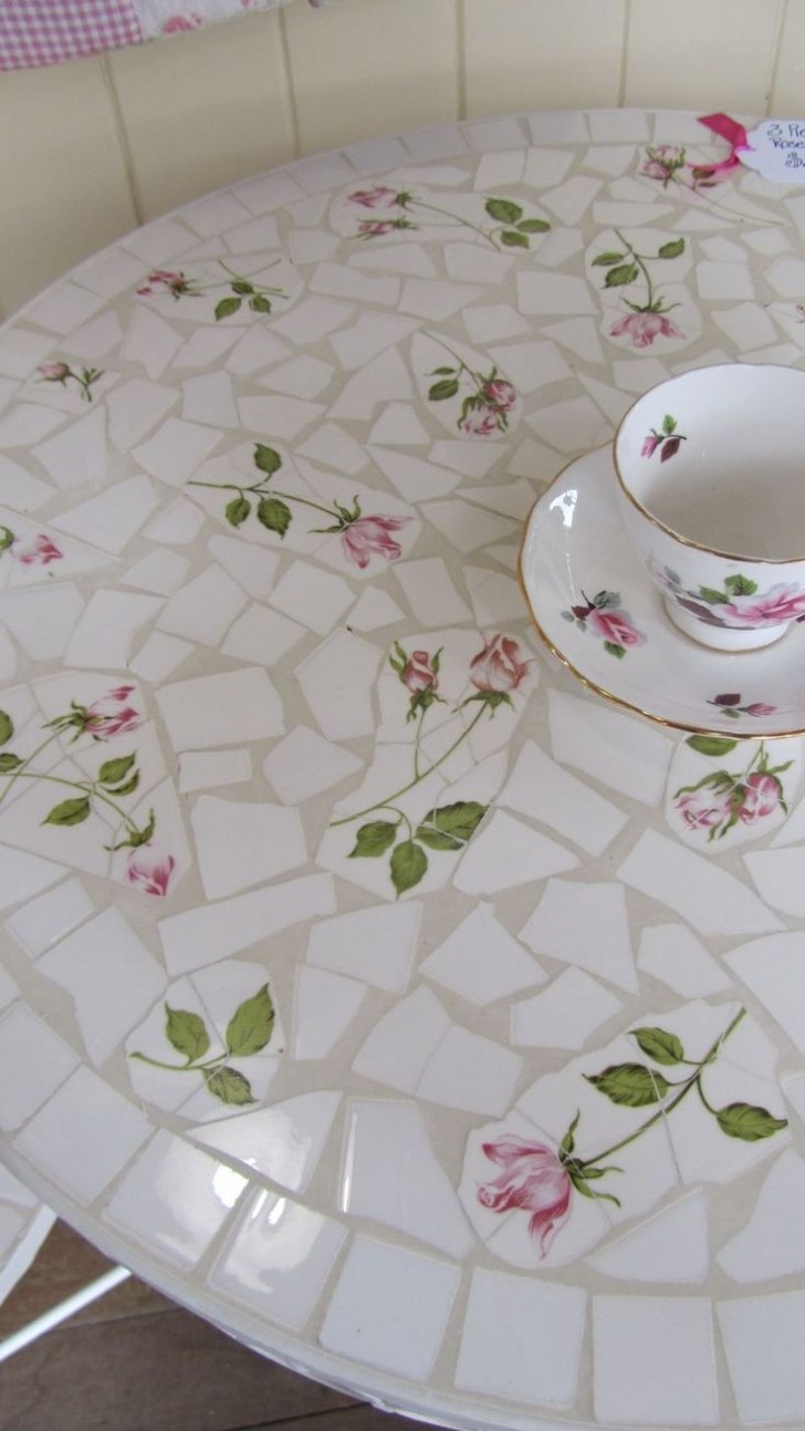 5. Un servizio da tè diventa un mosaico delicato ed elegante
