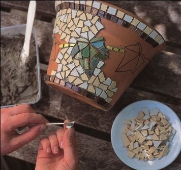 6. Con questa tecnica potete decorare anche vasi di terracotta