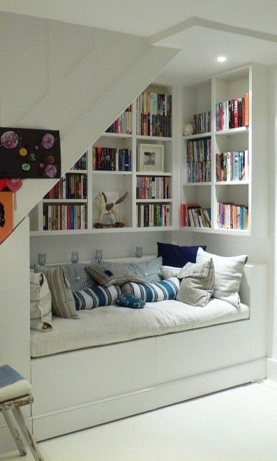 1. Se è abbastanza alto, vi si può ricavare un angolo lettura con divano e scaffali
