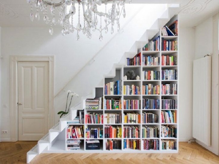 6. Una libreria a riquadri che si incastra perfettamente nella parete sotto ciascun gradino