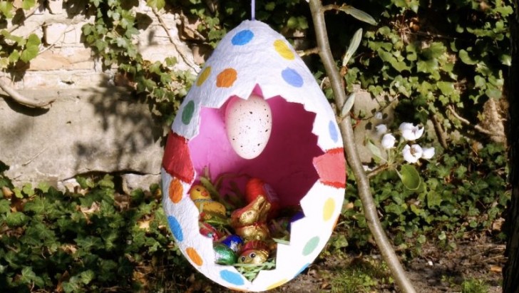 1. Un uovo gigante di cartapesta in cui riporre cioccolatini