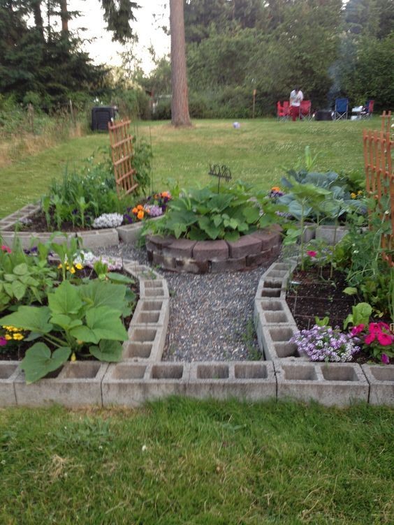 8. Un piccolo giardino di ortaggi e piante ornamentali, con i mattoni di cemento e ghiaia