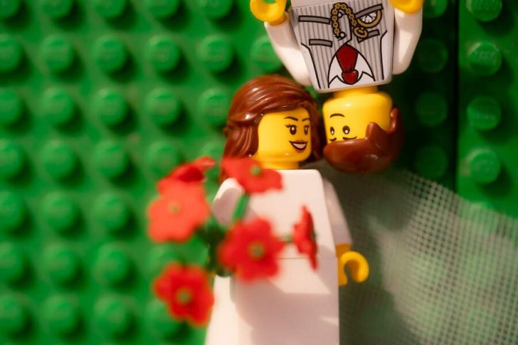 Un fotografo di matrimoni in isolamento ricrea un'esilarante cerimonia con i LEGO con servizio fotografico completo - 10