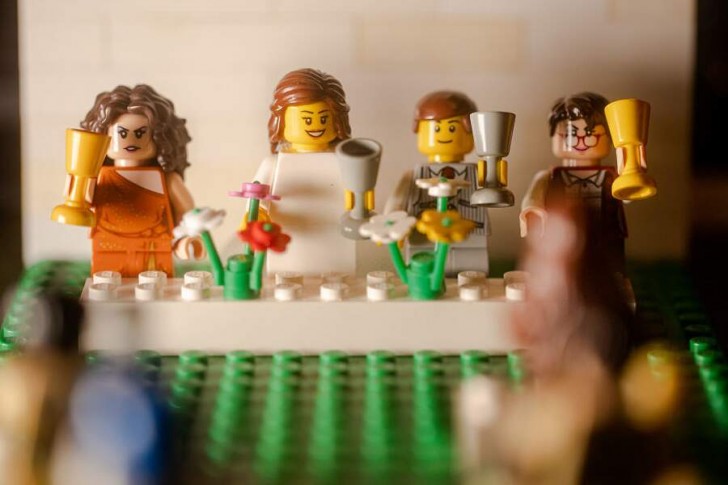 Un fotografo di matrimoni in isolamento ricrea un'esilarante cerimonia con i LEGO con servizio fotografico completo - 11
