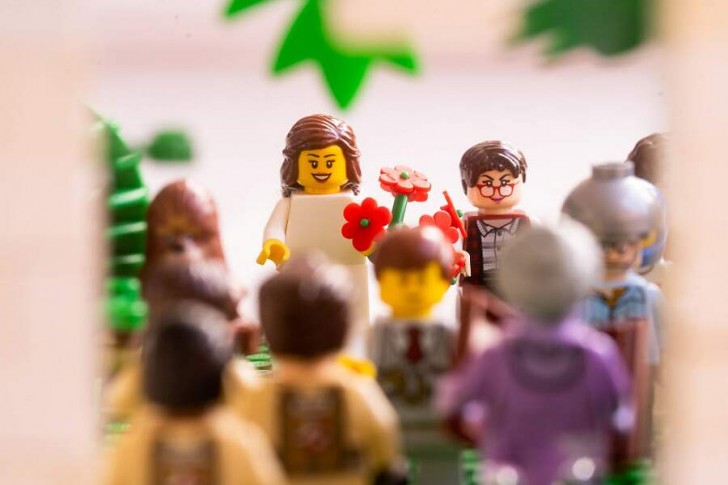Un fotografo di matrimoni in isolamento ricrea un'esilarante cerimonia con i LEGO con servizio fotografico completo - 5