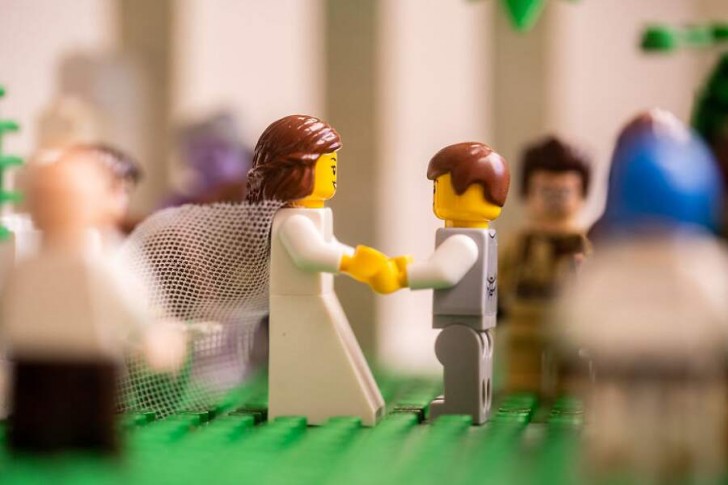 Un fotografo di matrimoni in isolamento ricrea un'esilarante cerimonia con i LEGO con servizio fotografico completo - 6