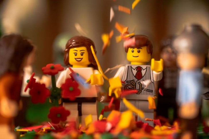 Un fotografo di matrimoni in isolamento ricrea un'esilarante cerimonia con i LEGO con servizio fotografico completo - 7