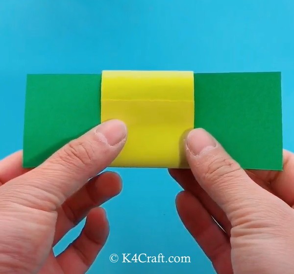 5. Proseguite infilando un'altra striscia del primo colore (es: verde) in uno dei cerchi del secondo colore (es: giallo)