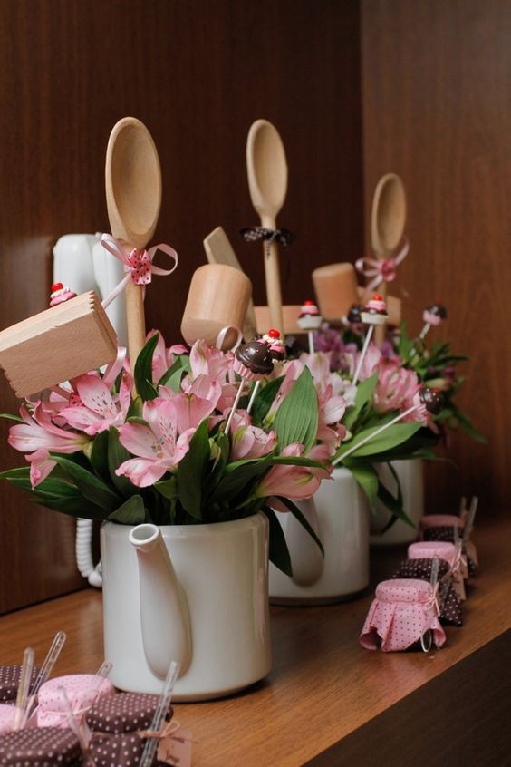 13. I vari utensili di legno possono anche decorare composizioni floreali per rallegrare la cucina