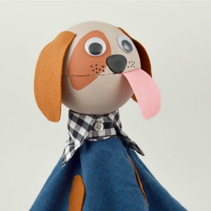 10. Un cagnolino fatto con una sfera di polistirolo e decorato con carta, feltro e stoffa