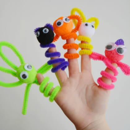 3. Altre marionette per le dita, realizzate con gli scovolini e pompon
