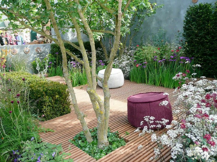 7. La pavimentazione rialzata in legno è tipica dei giardini orientali, e permette di creare aree verdi ben delineate