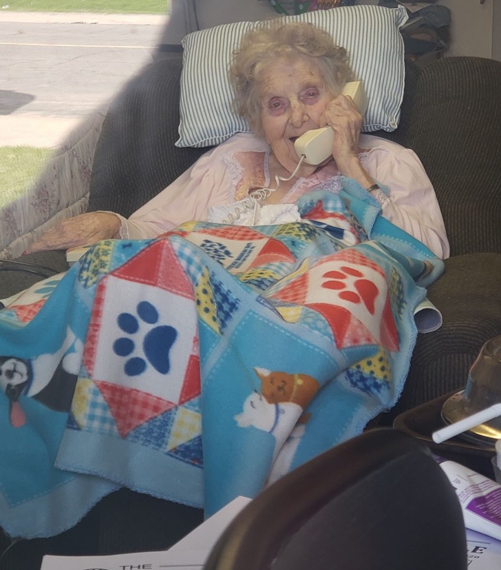 Ze verslaat het Coronavirus twee dagen nadat ze 104 is geworden: een record dat ouderen hoop geeft - 1