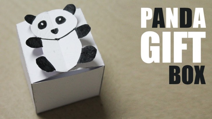 3. Una scatola decorata con un panda