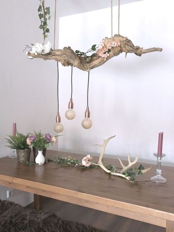 2. Lampadine con finiture cromate sospese da un bellissimo ramo decorato con fiori