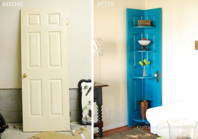 10. Una vecchia porta è diventata uno scaffale colorato da inserire nell'angolo di una stanza