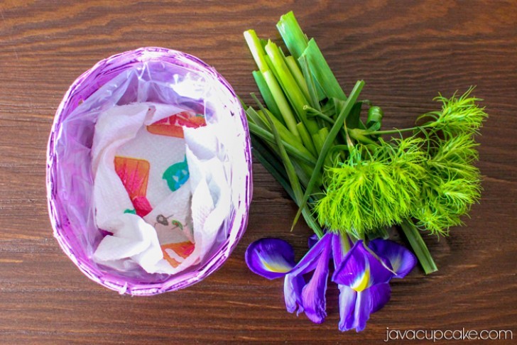 3. Volete disporre i fiori in un cestino? Foderate l'interno con una busta di plastica e mettete sul fondo della carta da cucina impregnata d'acqua