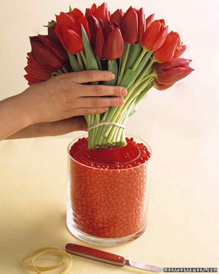 5. Volete dare un tocco originale al vostro vaso trasparente? Usatene due di dimensioni diverse e posizionate il più piccolo dentro a quello più grande