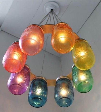 Potete usare questi barattoli come porta candele o per creare lampadari e lampade fai da te, sfruttando al meglio i loro colori