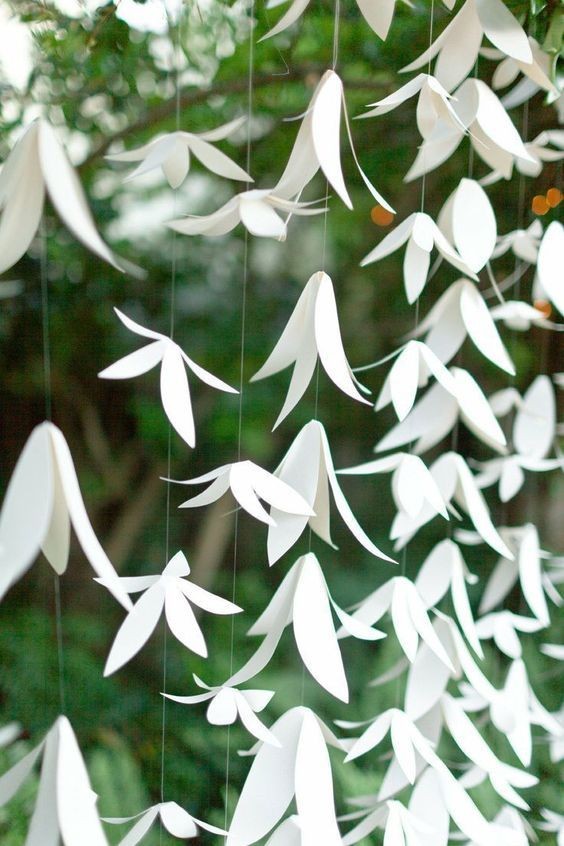 10. Una romantica pioggia di fiori bianchi