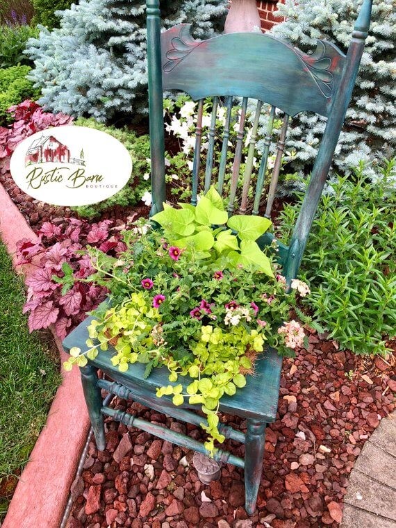 9. Et si vous le souhaitez, vous pouvez insérer la chaise directement dans un parterre de fleurs, après avoir imperméabilisé le bois pour qu'il dure plus longtemps