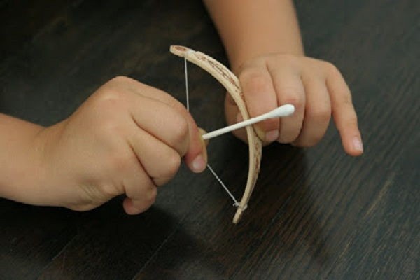1. Un piccolo arco fatto con un bastoncino del gelato, del filo resistente e un cotton fioc