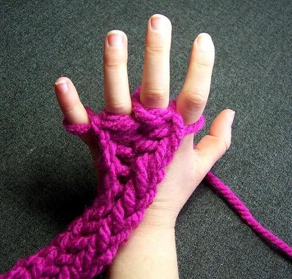 6. Fare la maglia con le dita
