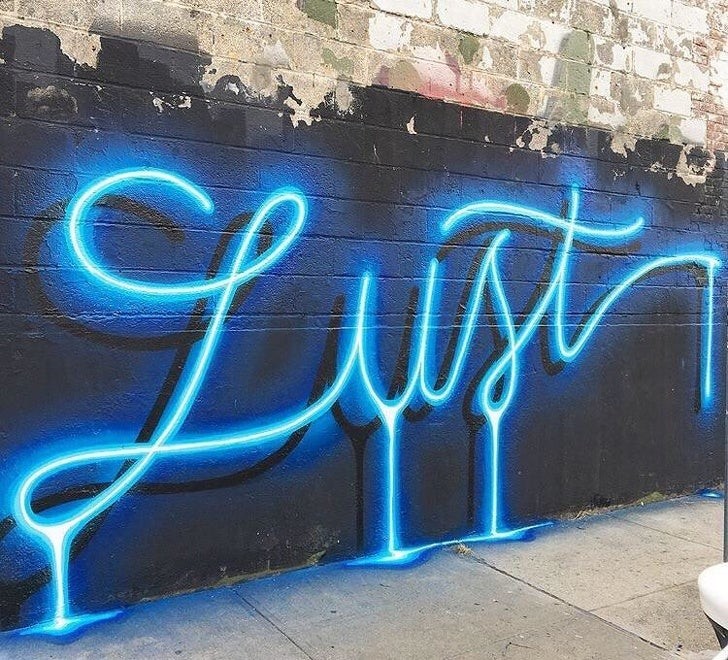 5. Sembra un'insegna al neon, ma in realtà è un incredibile e brillantissimo graffito