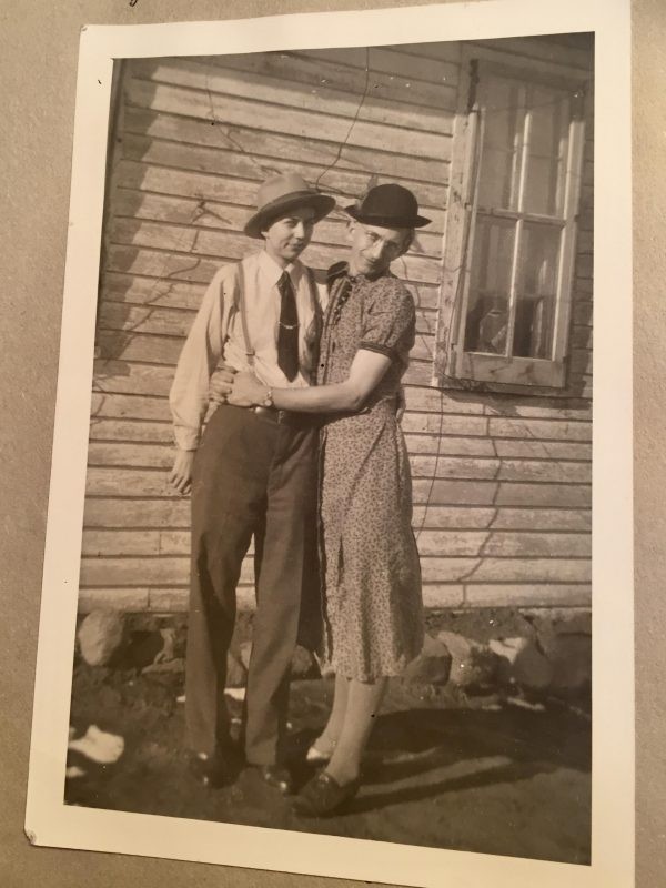 10. "Mina morföräldrar på en charmig bild från 40-talet där de bär varandras kläder"