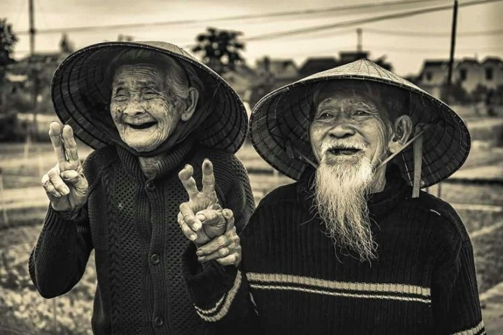 9. "Um maravilhoso casal de idosos que conheci na viagem ao Vietnã: eles me deram boas-vindas com um chá e ainda estão apaixonados"