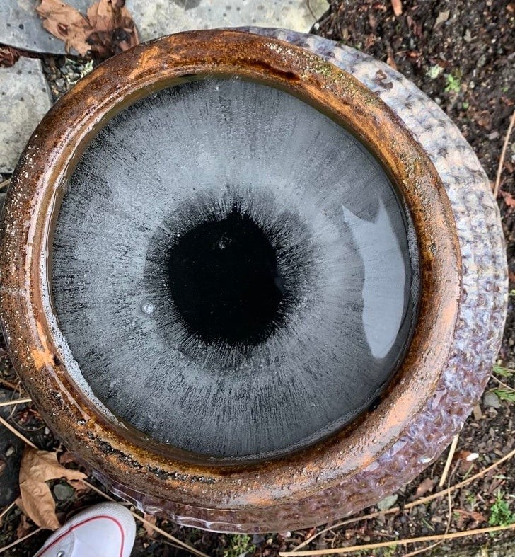 Nein, es handelt sich nicht um die Nahaufnahme eines Auges, sondern um die Wirkung von gefrorenem Wasser in einem Brunnen!