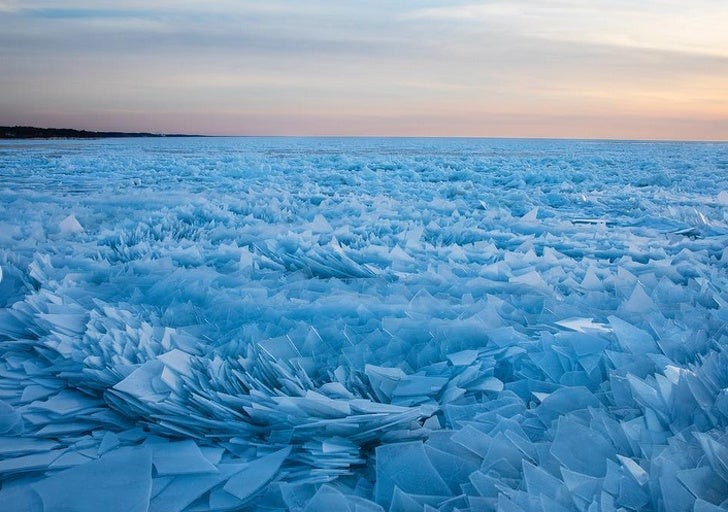 Der Effekt des Eisbruchs auf der Oberfläche des Michigansees