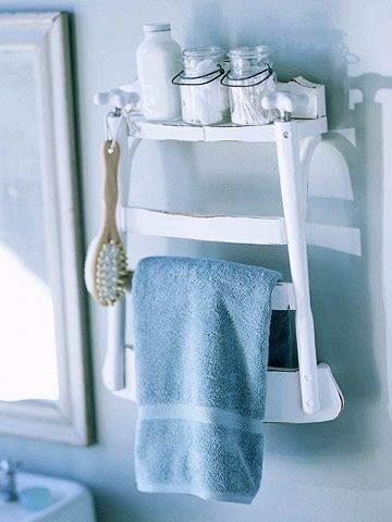 7. Lo schienale di una sedia di legno è un pratico porta asciugamani per il bagno