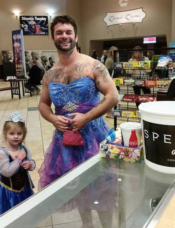1. Questo papà si è vestito da principessa delle fiabe per fare felice la sua "piccola principessa"...quanti lo avrebbero fatto?