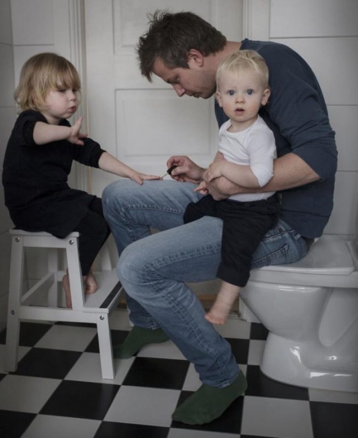 14. Ahora se ha convertido en un verdadero maestro multitarea: con una mano le pone el esmalte a la hija y con la otra agarra al otro hijo