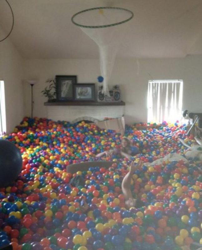 6. Como transformar una sala en una piscina gigante de pelotas de color y obtener el infinito reconocimiento por parte de tus propios hijos