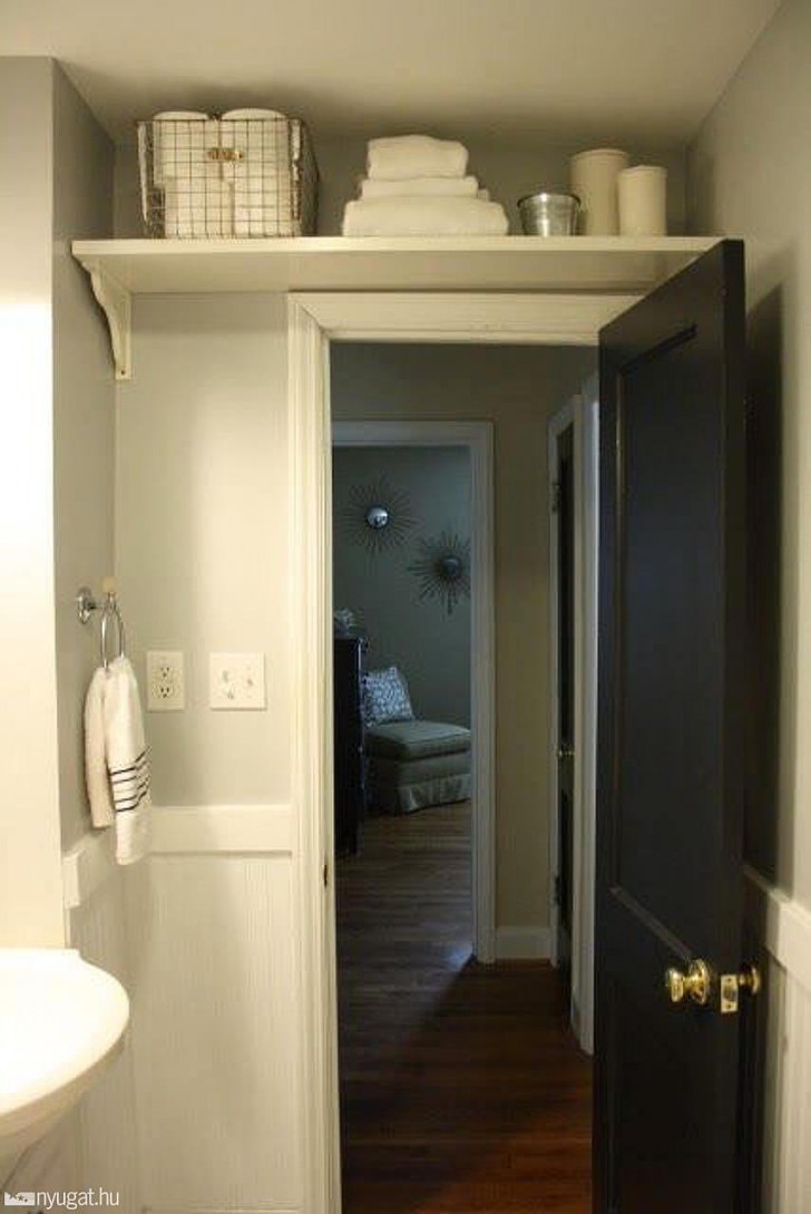 1. L'espace au-dessus de la porte de la salle de bains devient une étagère très utile pour ranger les serviettes de rechange et les rouleaux de papier toilette