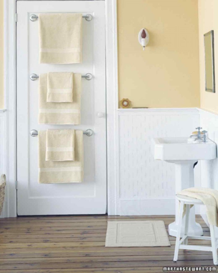 5. Anche il retro della porta del bagno può diventare uno spazio utile su cui appendere asciugamani o accappatoi
