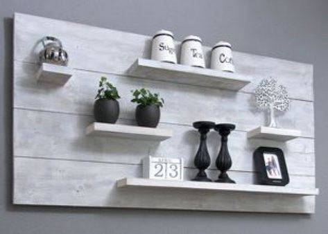 1. En associant 3 ou 4 planches retravaillées et peintes, vous aurez une belle étagère sur laquelle vous pourrez ranger des plantes ou des pots : utile et aussi très élégant !